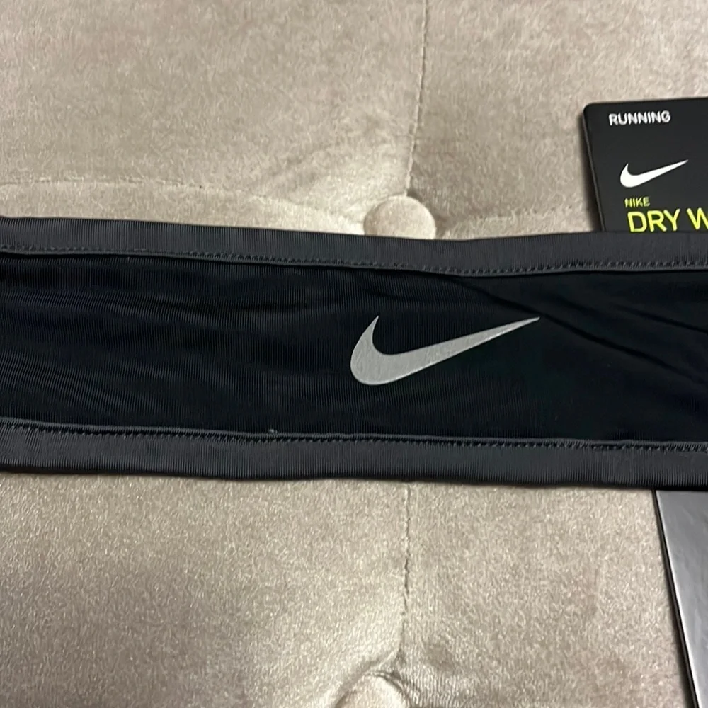 Nike dry women’s headband and glove set, size XS/S, new